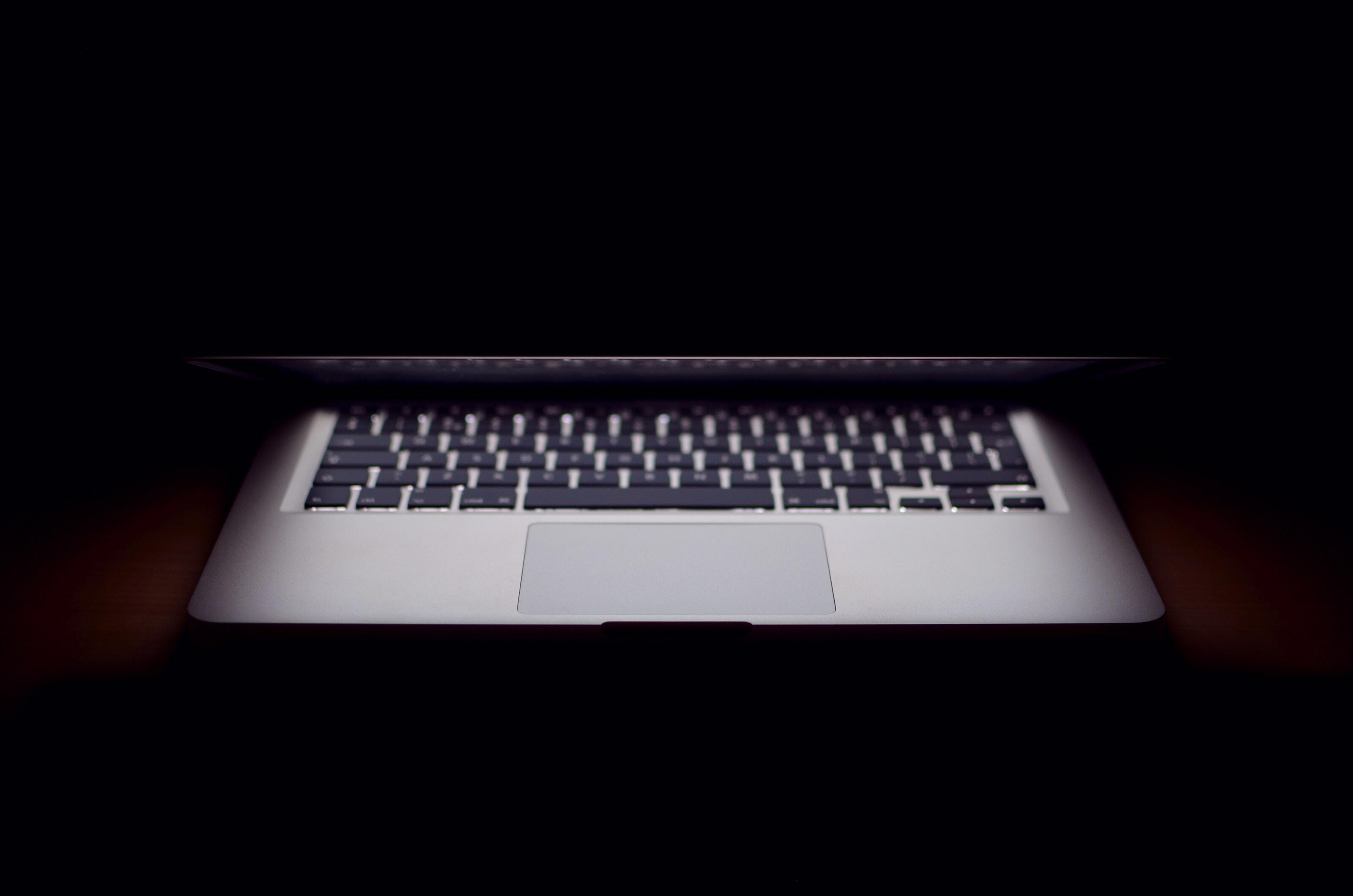 pc-tastatur i mørke